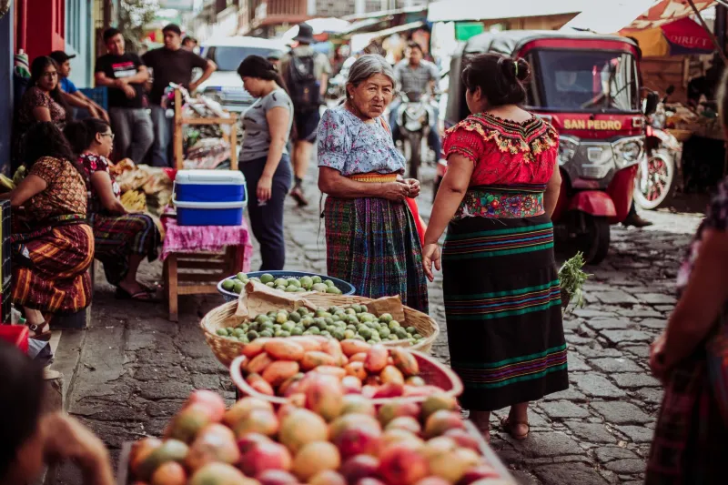 Desigualdad invisible: las trampas económicas que atrapan a las mujeres migrantes en mercados laborales hostiles