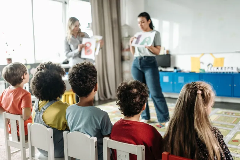 Docentes migrantes: el capital educativo que cruza fronteras y transforma sistemas escolares
